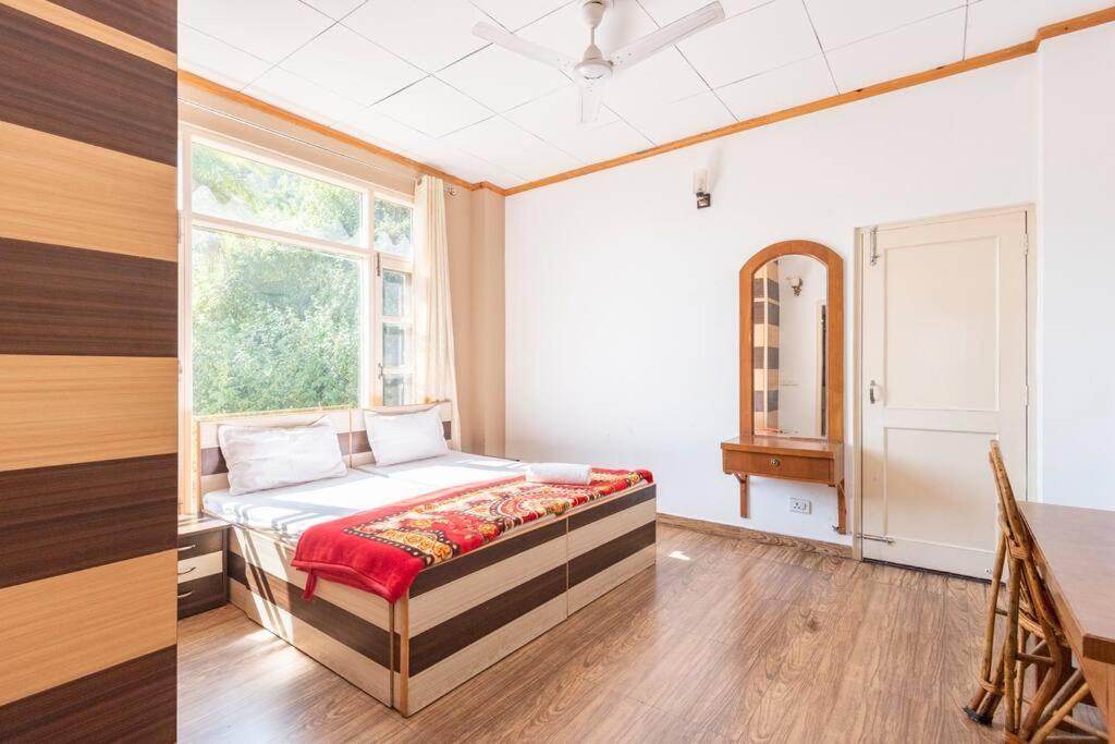 Kasauli Edge Apt With Balcony Екстериор снимка